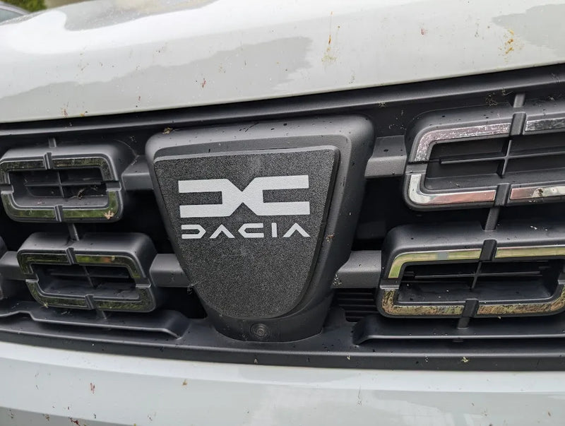 Cum înlocuiești emblema la Dacia Duster I și II? Ghid pentru alegerea unei sigle noi